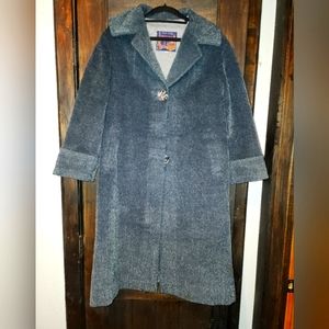 Vintage coat. A line, gorgeous! Missing center button - size medium.